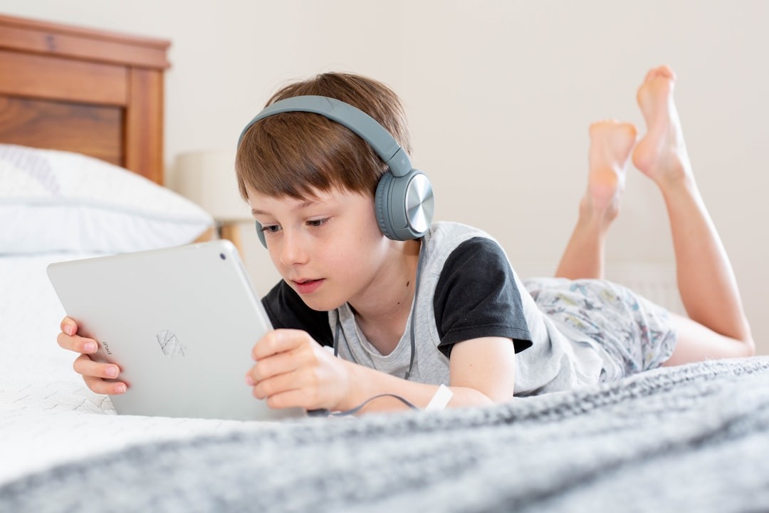 ¿Cómo enseñar a las niñas y niños a navegar por internet de forma segura?